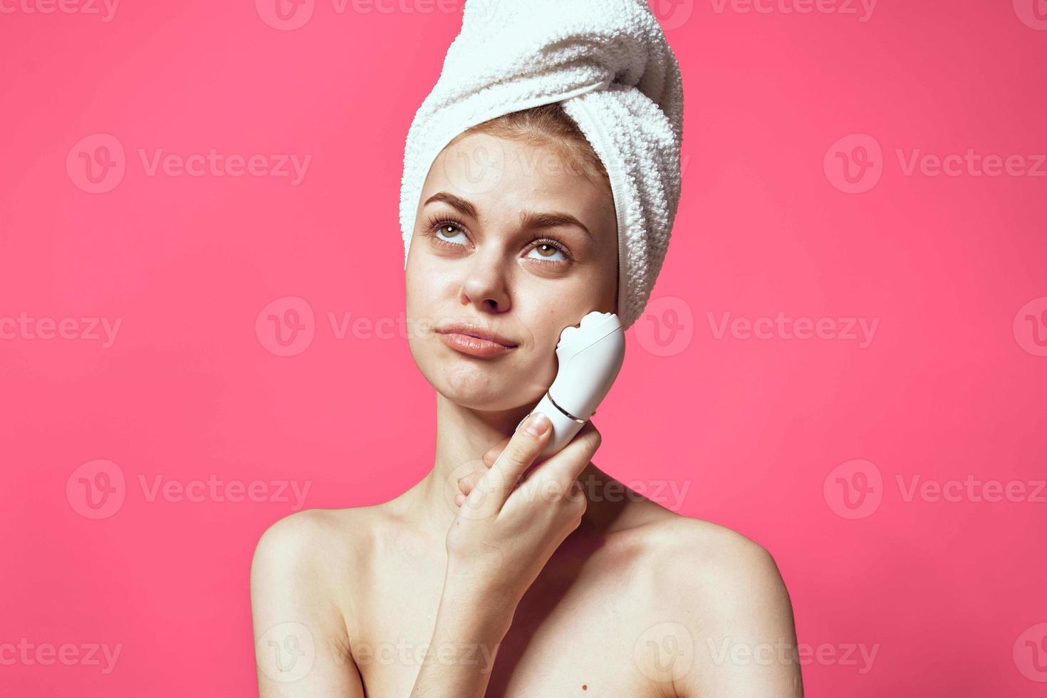 allegro donna con spoglio le spalle facciale detergente foto