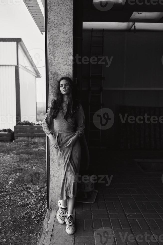 bella donna nel vestito in posa all'aperto attraente Guarda elegante stile foto