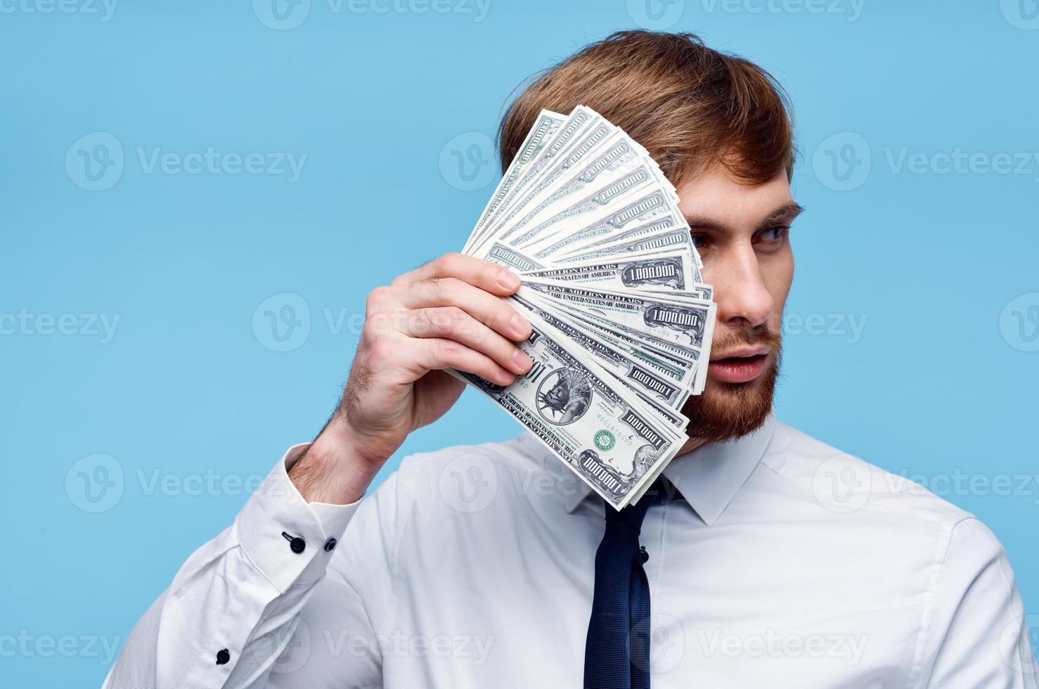 attività commerciale uomo nel camicia con cravatta fascio di i soldi finanza foto