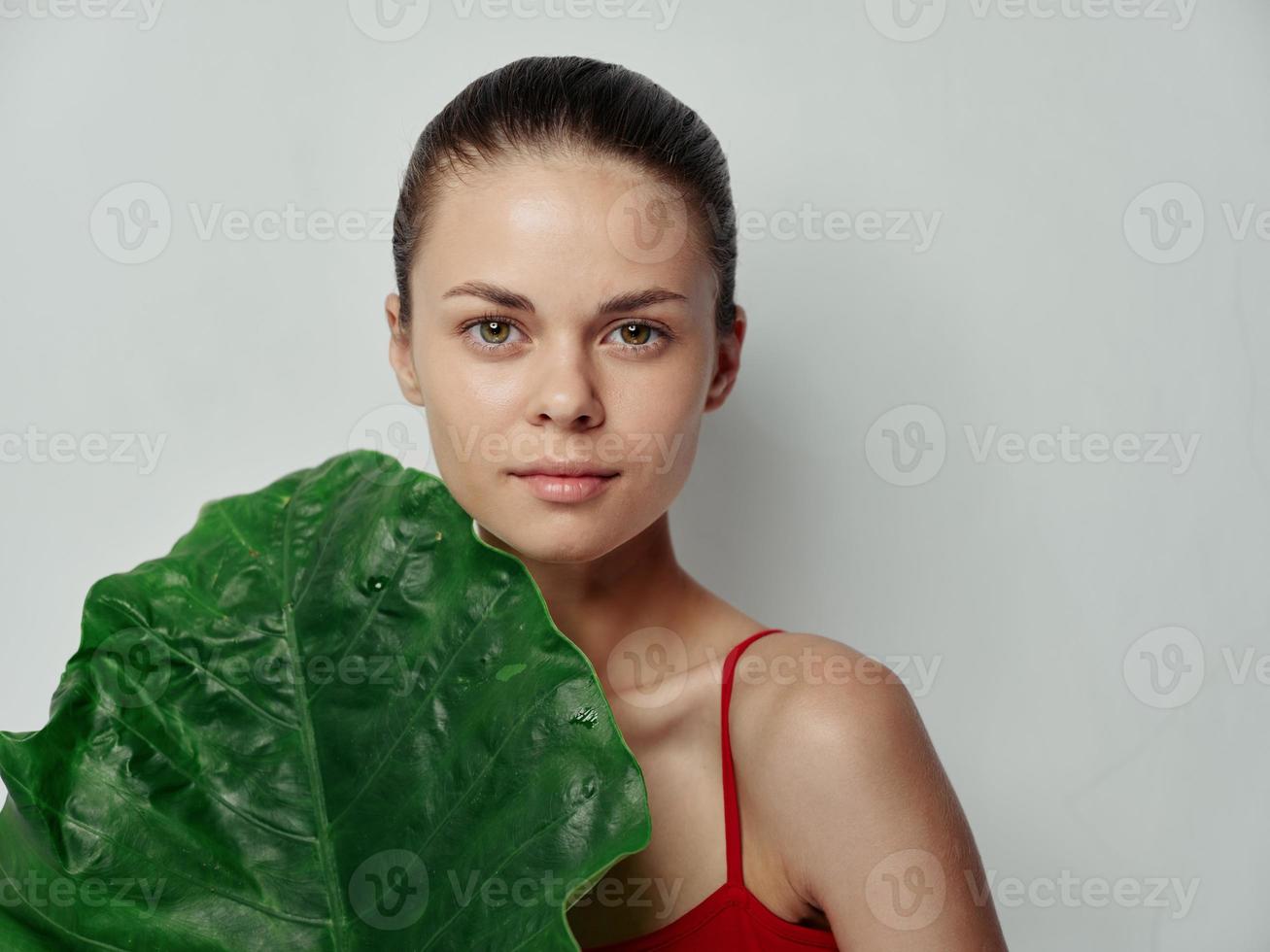 pulito pelle cosmetologia donna con verde foglia palma foto