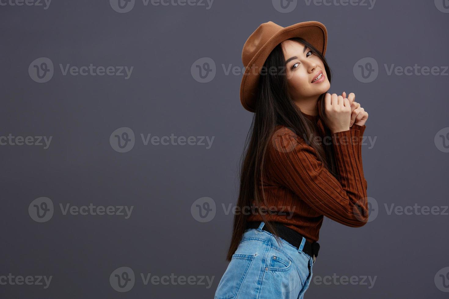 giovane donna nel cappello divertimento Marrone maglione in posa casuale indossare isolato sfondo foto