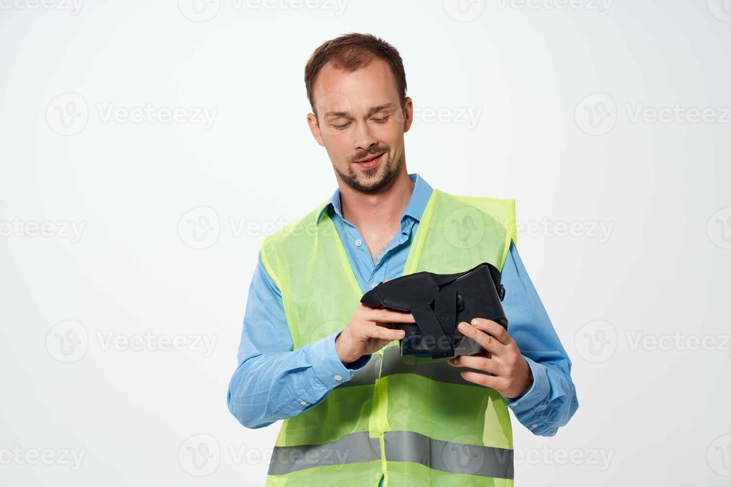 uomo nel costruzione uniforme virtuale la realtà bicchieri costruzione foto