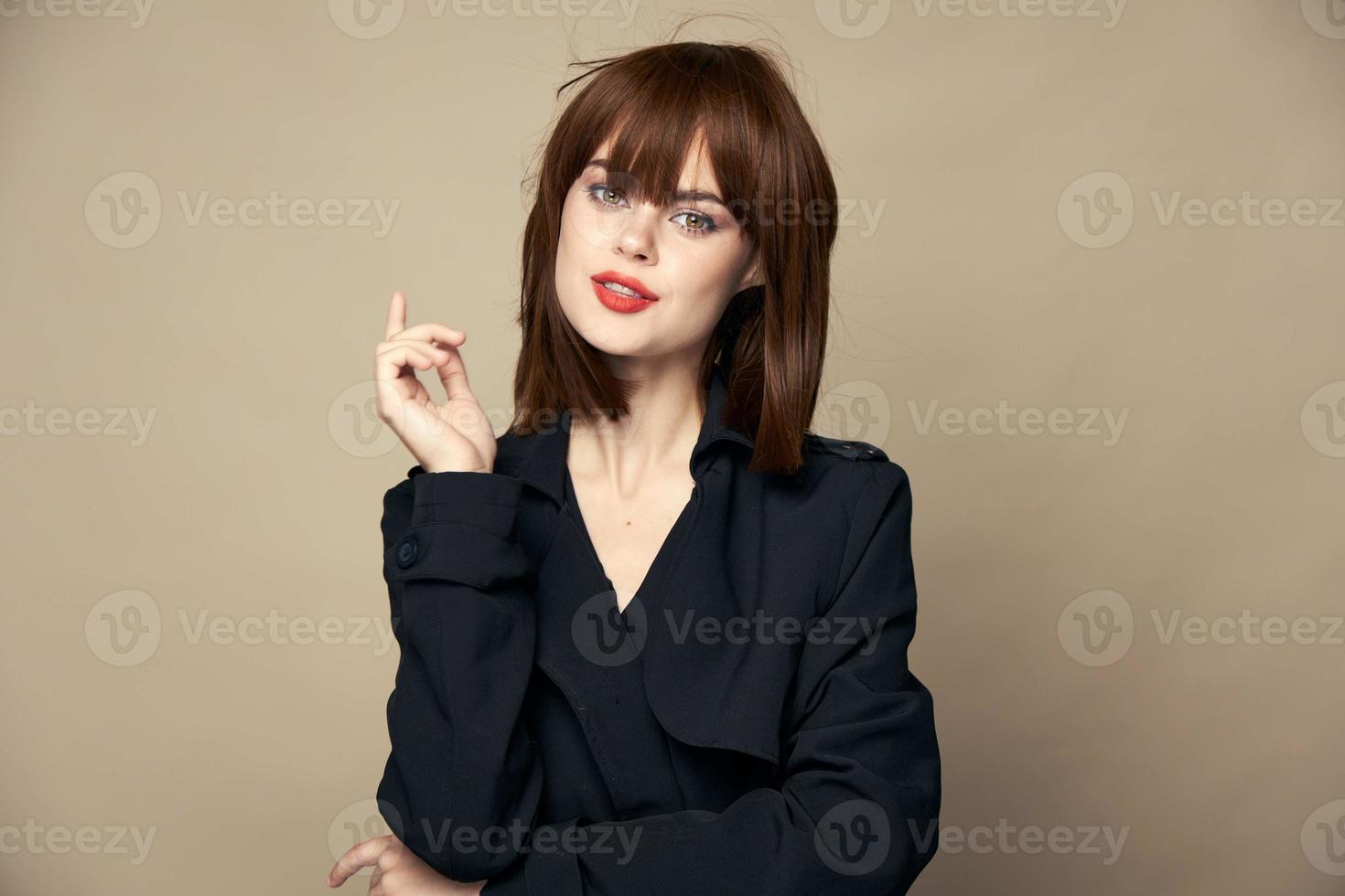 sexy donna cappotto con cintura attraente aspetto sorridente studio foto