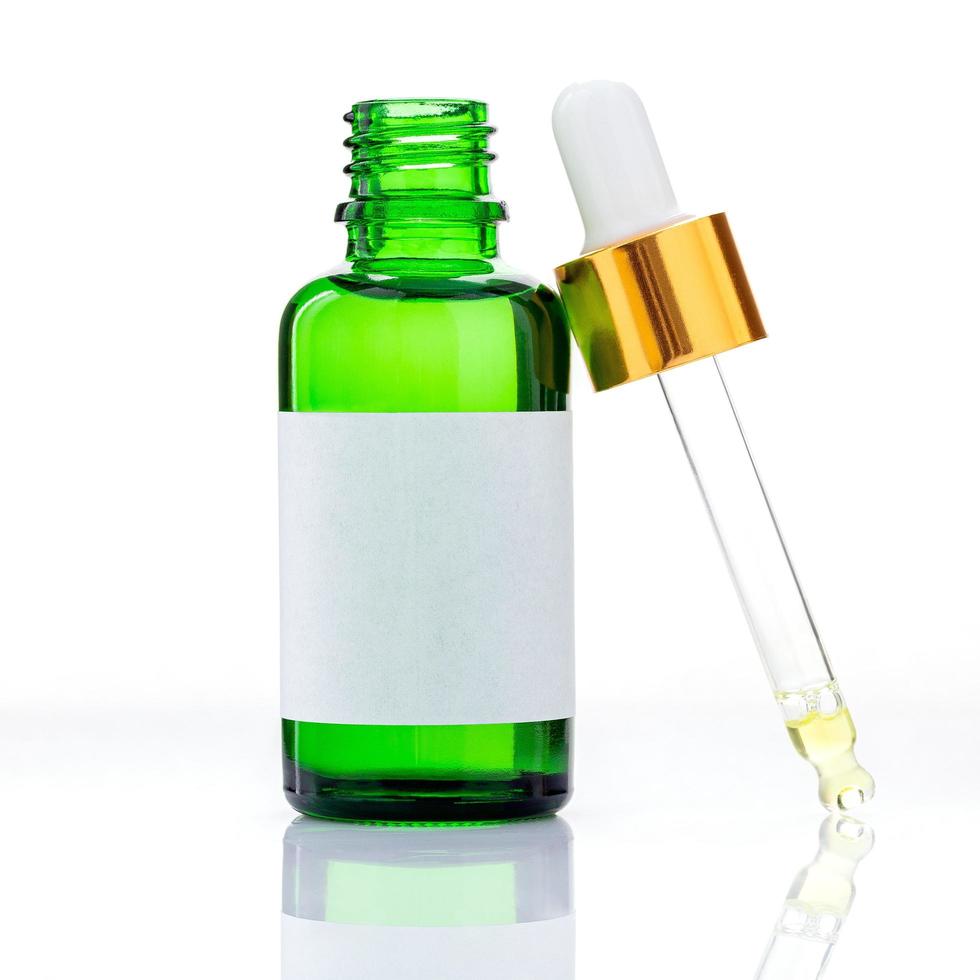 bottiglie di olio essenziale con contagocce e bolle isolate su uno sfondo bianco foto