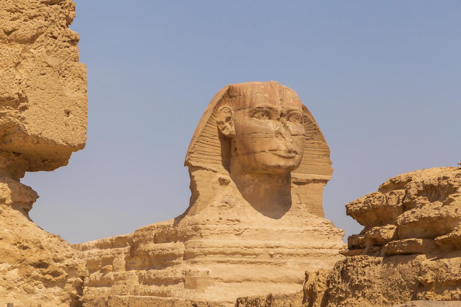 Visualizza su grande sfinge attraverso antico pietre qui vicino, Egitto foto