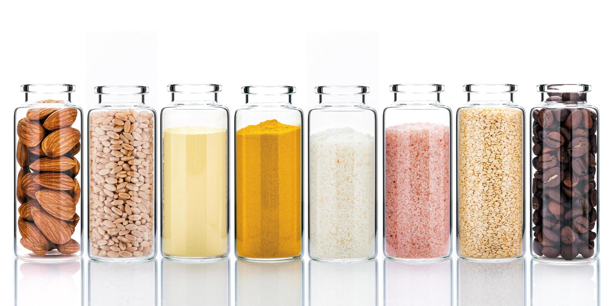 cura della pelle fatta in casa con ingredienti naturali ed erbe in bottiglie di vetro isolato su uno sfondo bianco foto