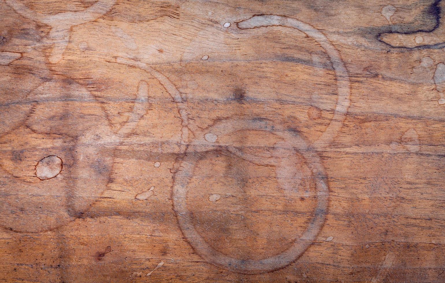 macchia di tazza di caffè su fondo di legno squallido. sfondo di bevande e design del menu del caffè foto