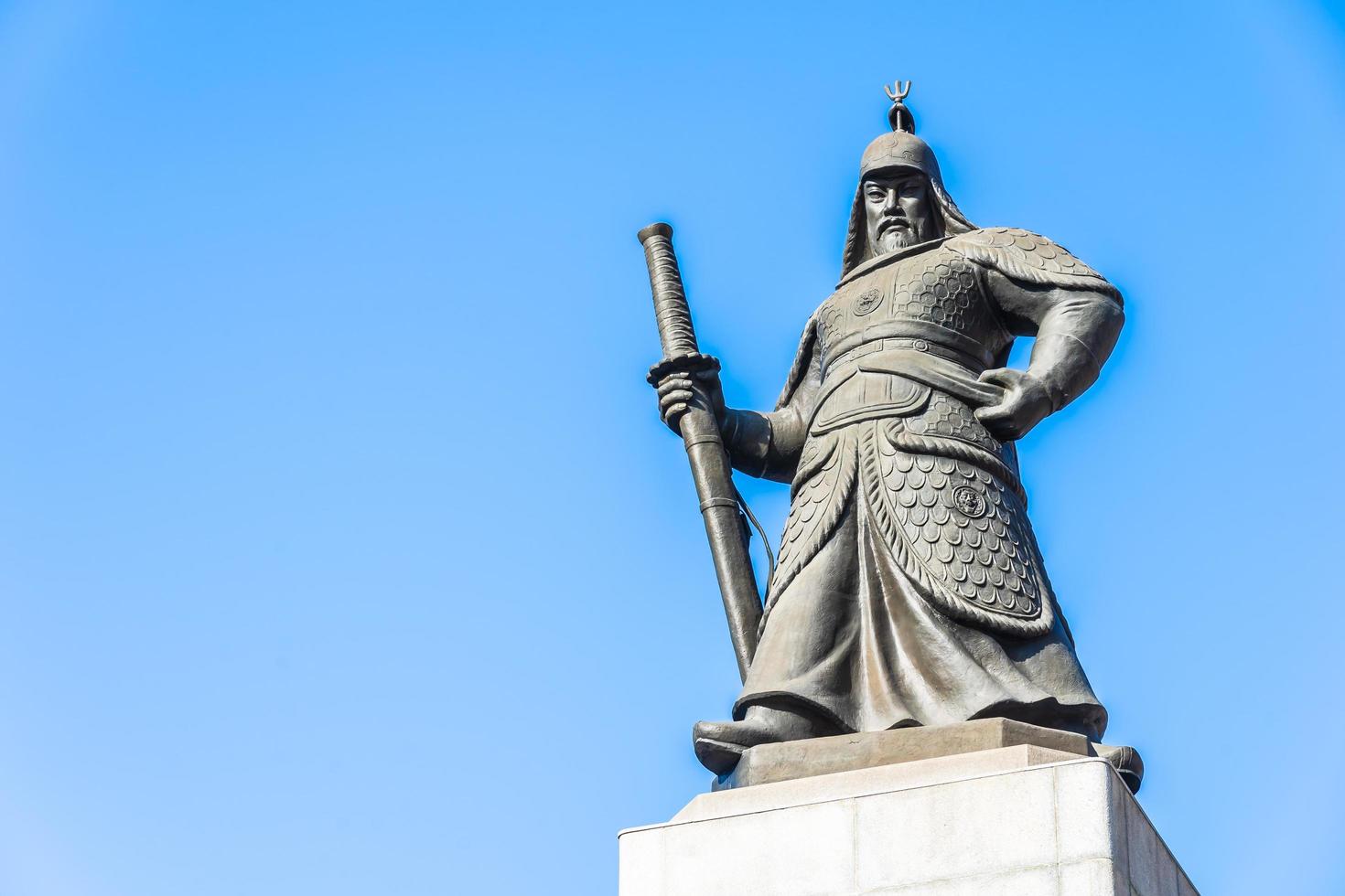 statua dell'ammiraglio yi sun shin nella città di seoul corea del sud foto