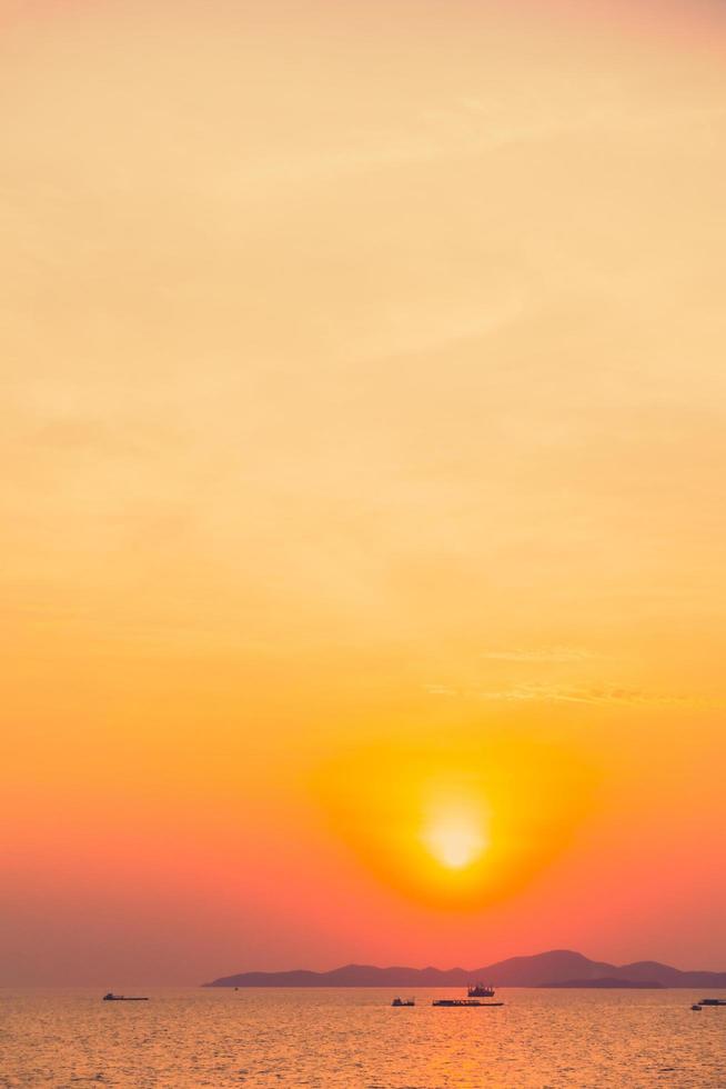 bel tramonto sul cielo foto