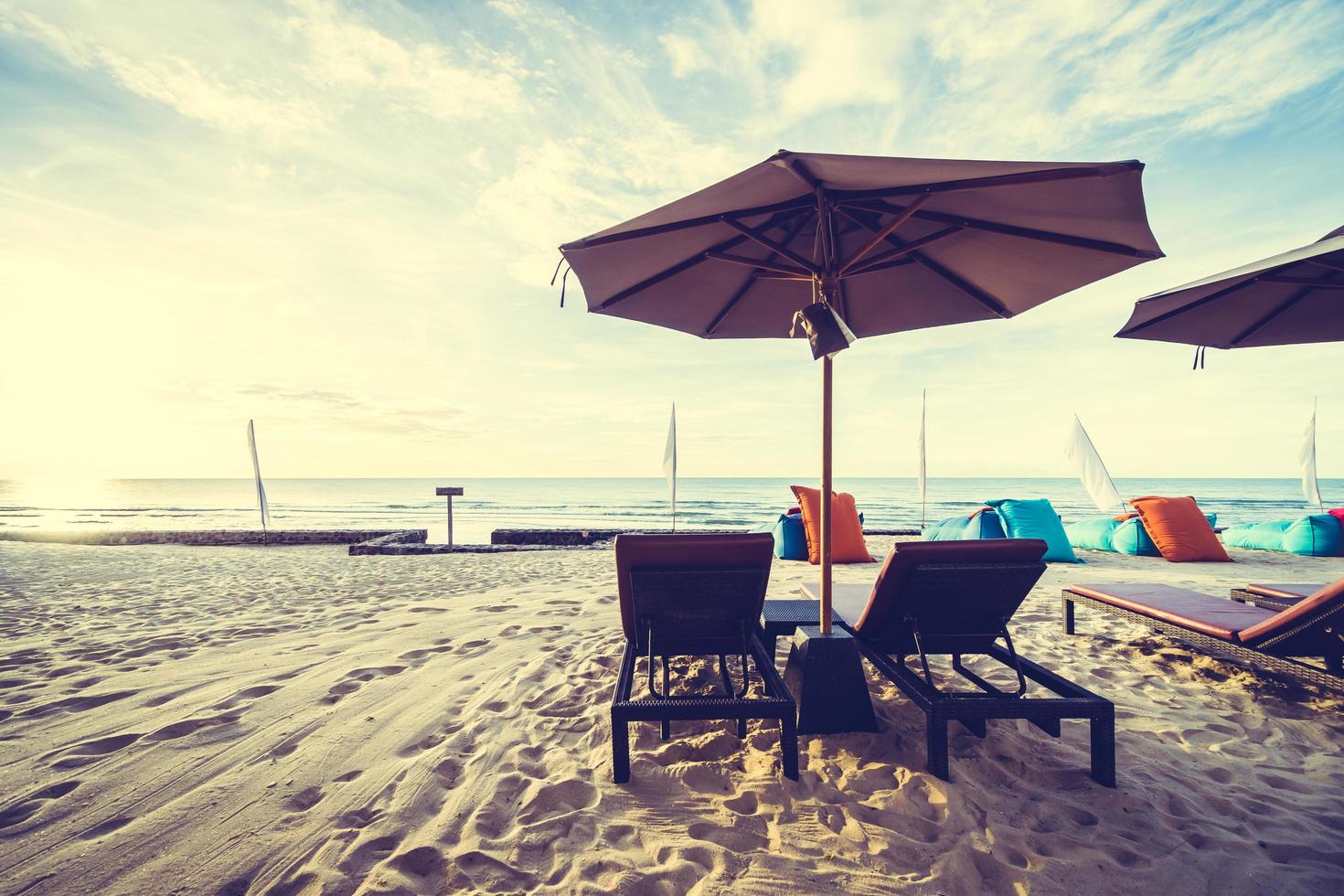 lettini prendisole in spiaggia foto