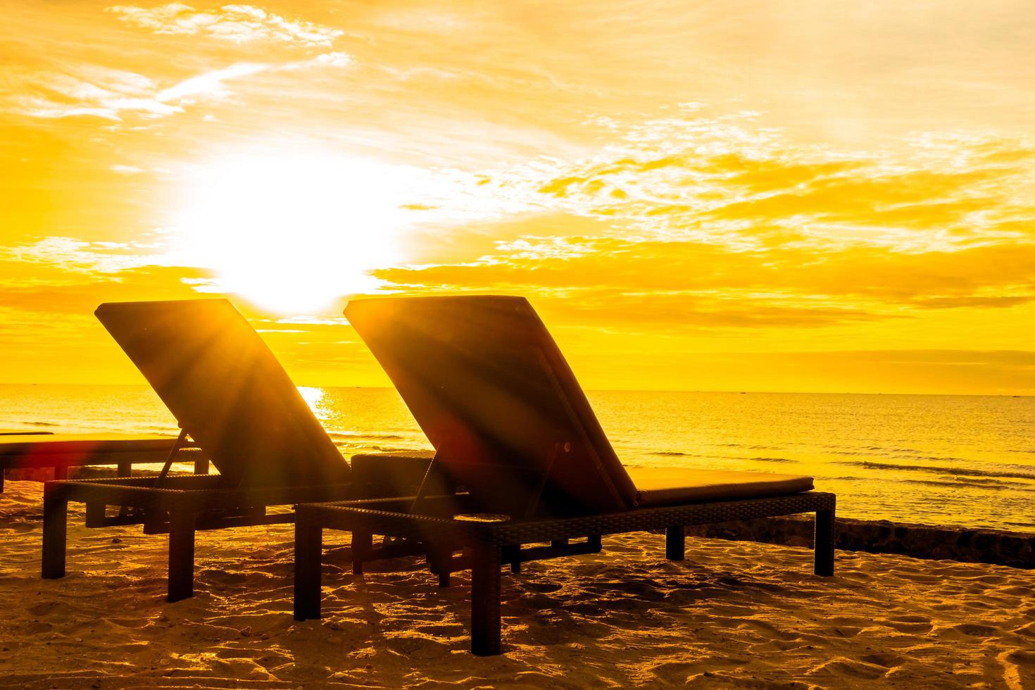 lettini prendisole in spiaggia foto