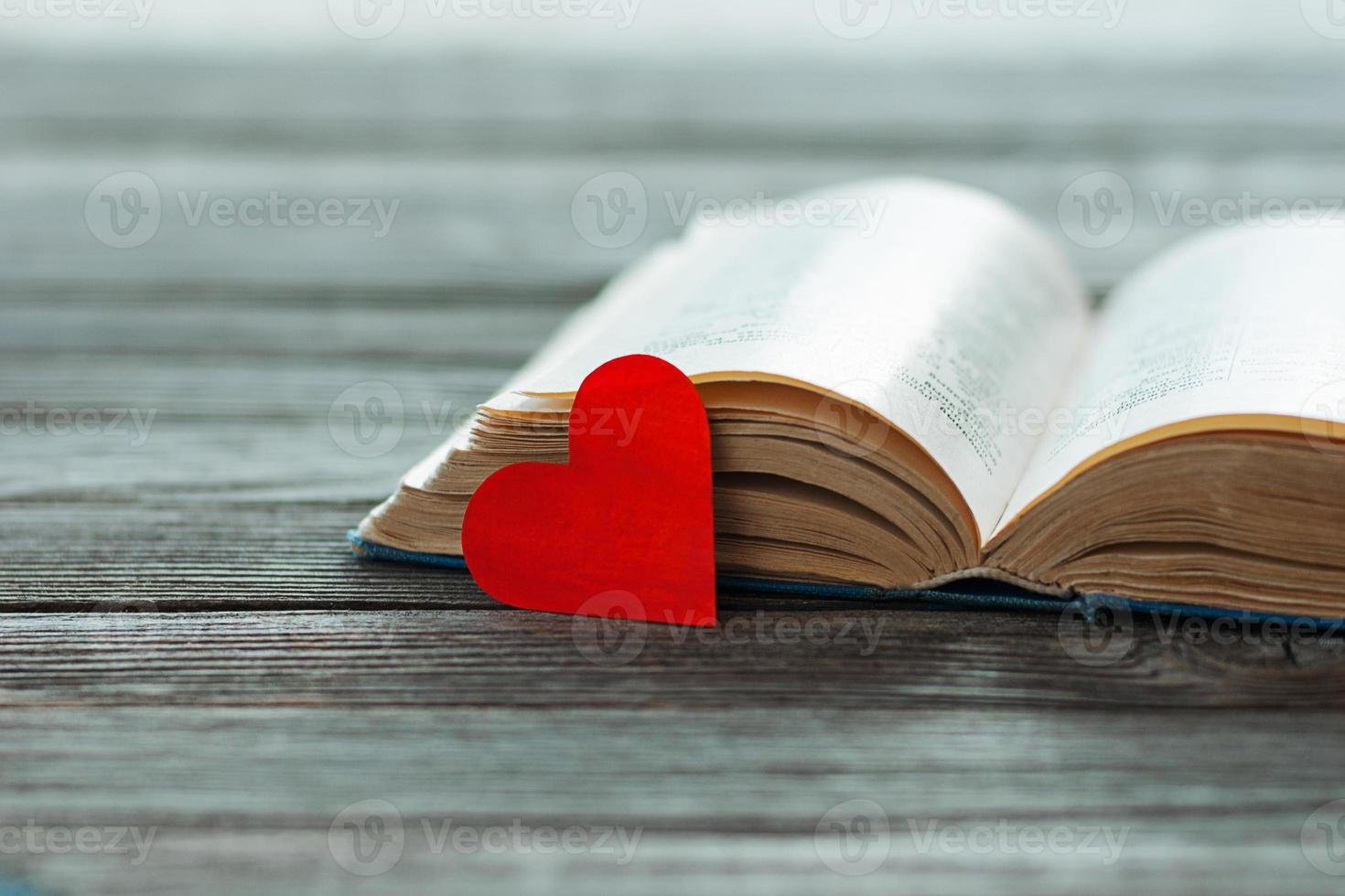 Aperto libro con rosso carta cuore foto