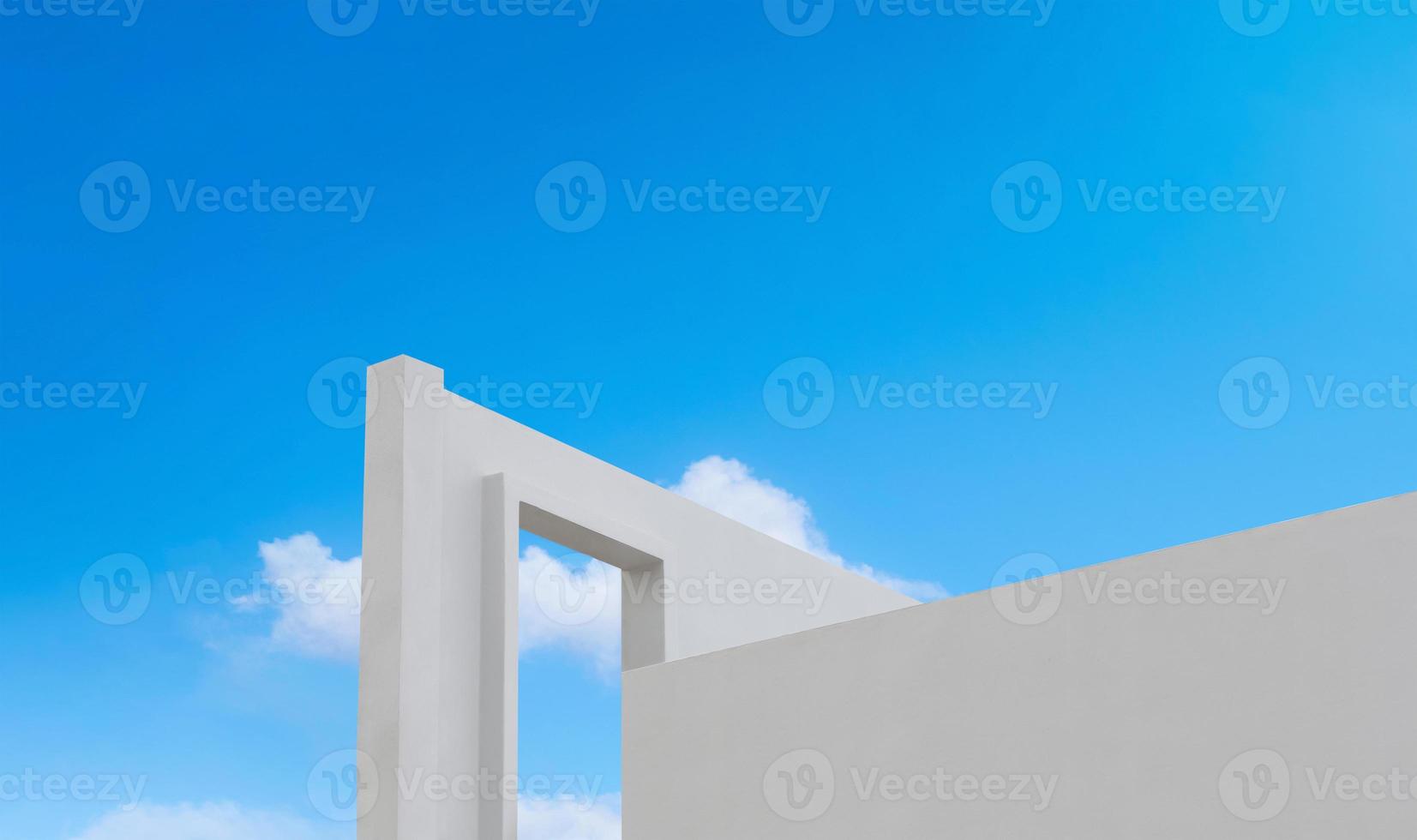 parete calcestruzzo struttura con Aperto finestra contro blu cielo e nuvole, orizzonte bianca dipingere cemento costruzione, formica Visualizza esterno moderno architettura con Aperto porta su tetto superiore nel primavera estate cielo foto