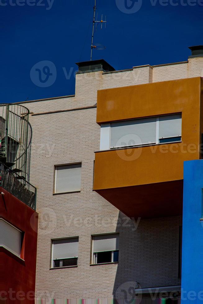 astratto colorato edificio nel alicante Spagna al di sopra di blu cielo sfondo foto