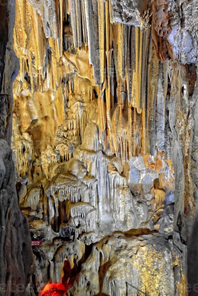 interessante originale grotta nel il Turco montagne con stalattiti e stalagmiti la creazione di il sfondo foto