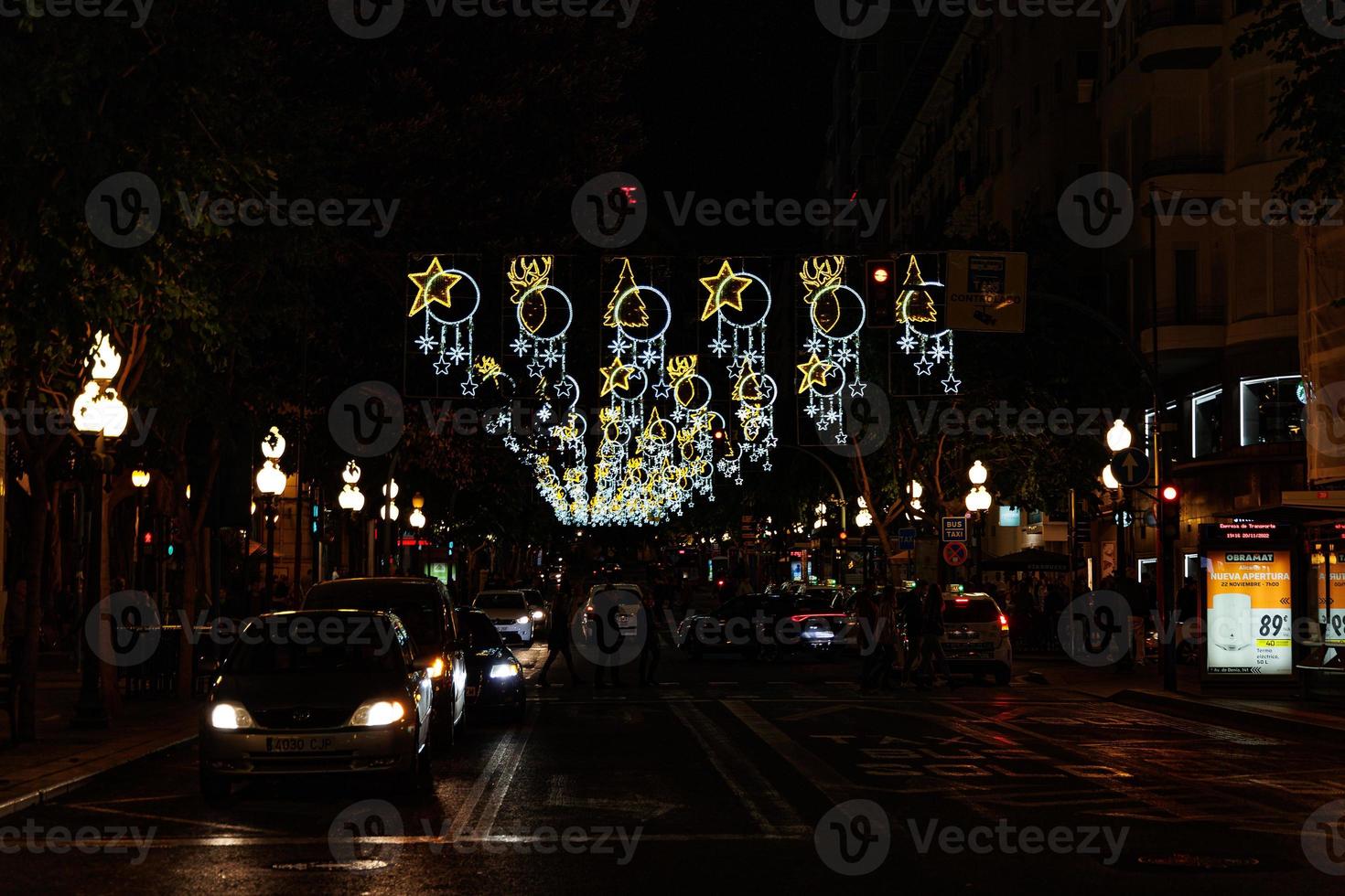 Natale illuminazioni nel alicante Spagna nel il strade a notte foto