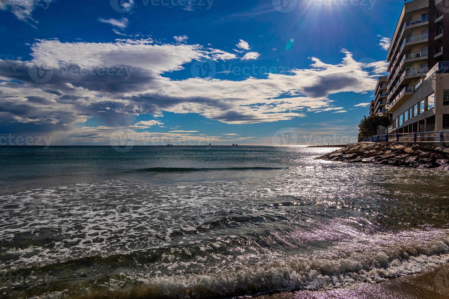 urbano paesaggio di alicante Spagna edificio su il lungomare di il spiaggia foto