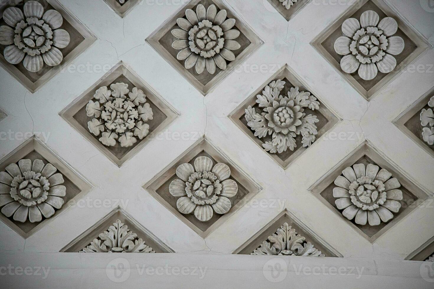 Vintage ▾ sfondo a partire dal un' grigio soffitto con gesso gesso fiori foto