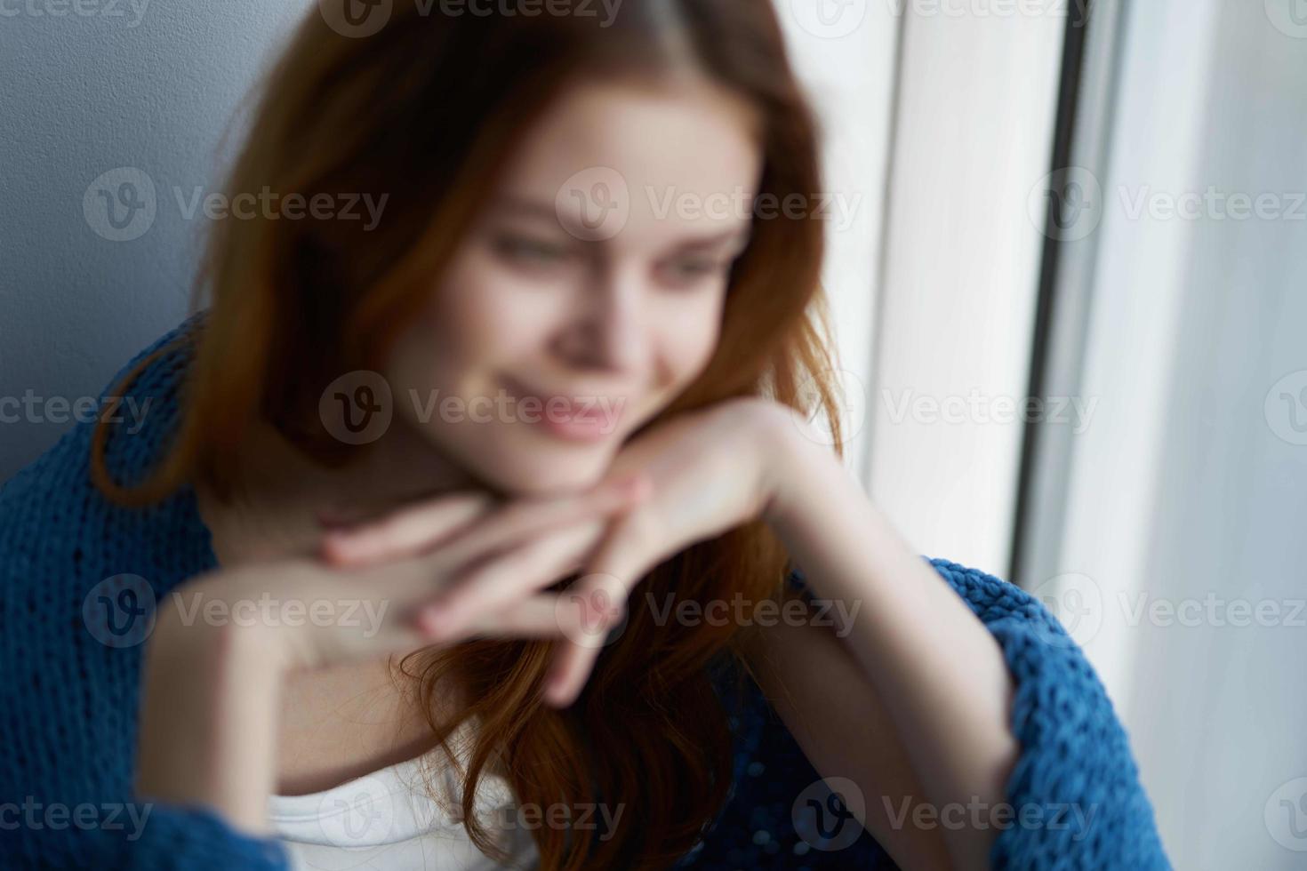 bellissimo donna attraente Guarda con un' blu plaid mattina foto