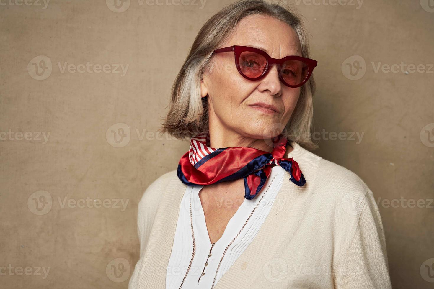 anziano donna nel accappatoio moda in posa nonna foto