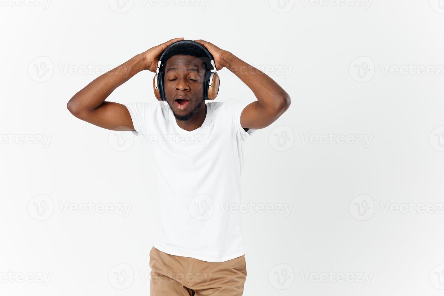 uomo con cuffie ascoltando per musica senza fili tecnologia divertimento leggero sfondo foto