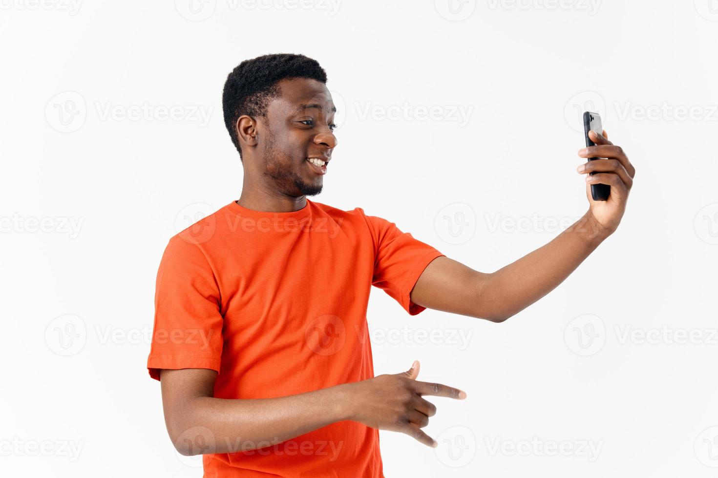 bella africano americano con mobile Telefono su leggero sfondo copia spazio foto