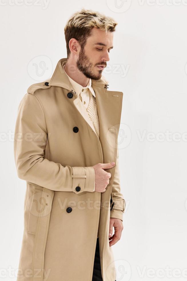 uomo nel beige cappotto autunno stile moda studio stile di vita foto