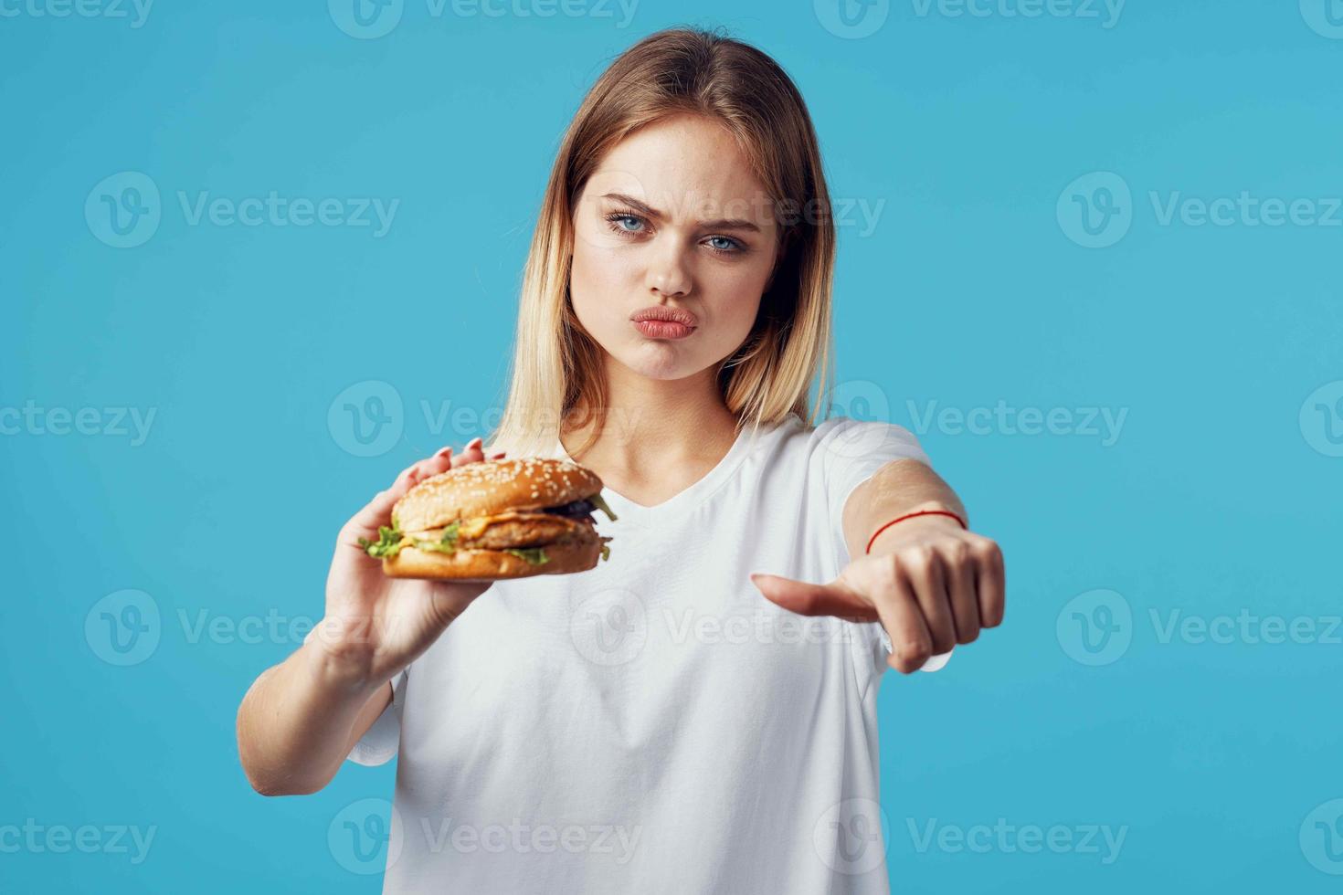 donna con Hamburger veloce cibo consegna merenda divertimento blu sfondo foto