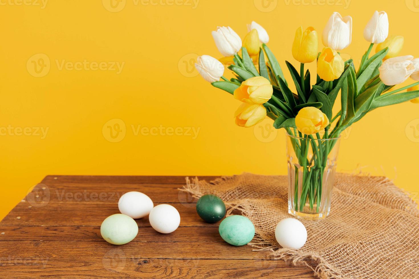 Pasqua uova mazzo di fiori primavera vacanza giallo sfondo foto