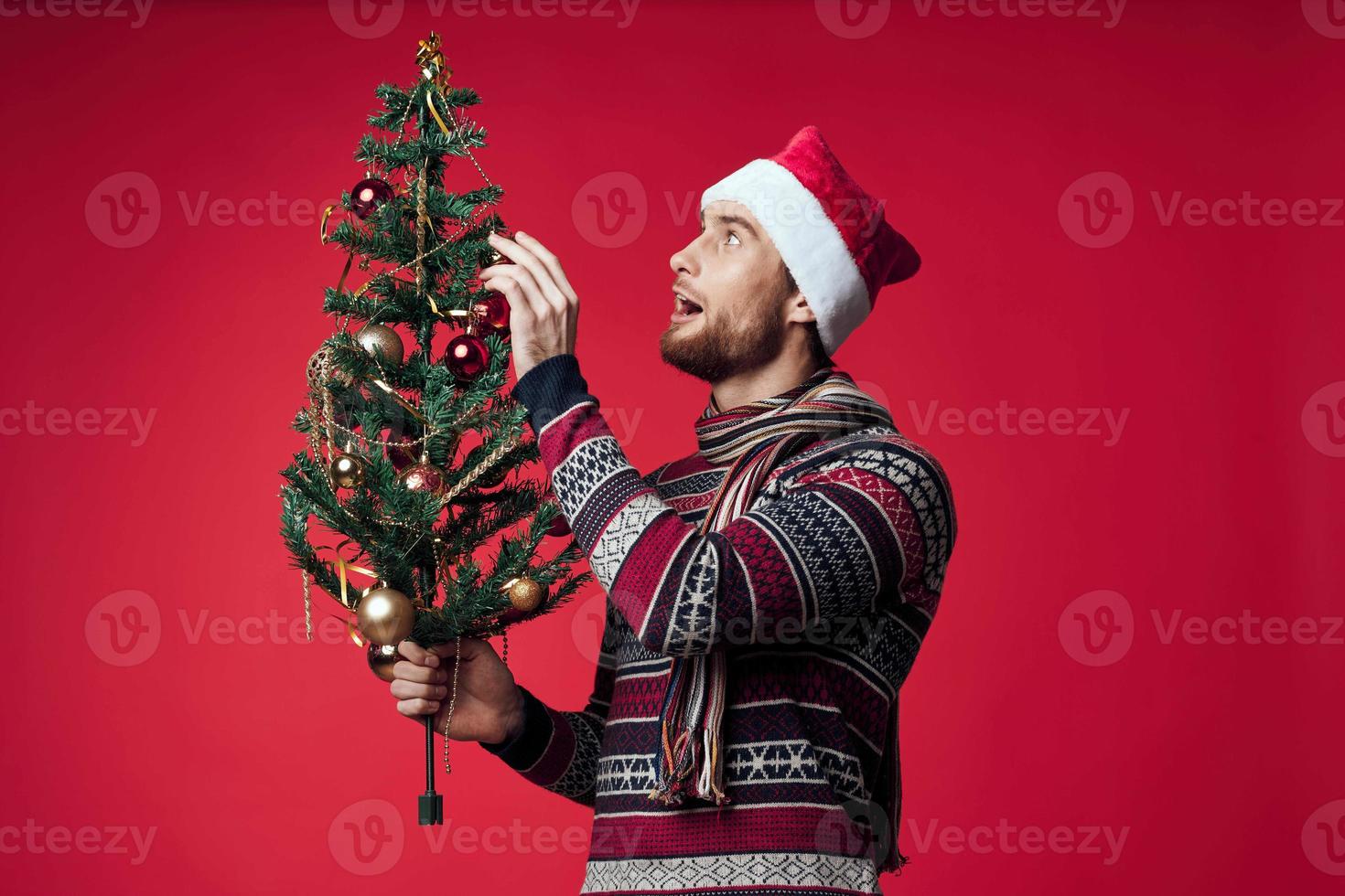 uomo con Natale albero nel mani giocattoli decorazione vacanza nuovo anno foto