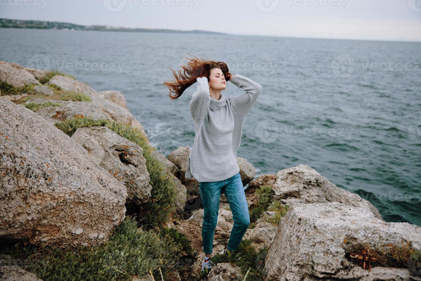 donna la libertà camminare su il pietra costa stile di vita foto