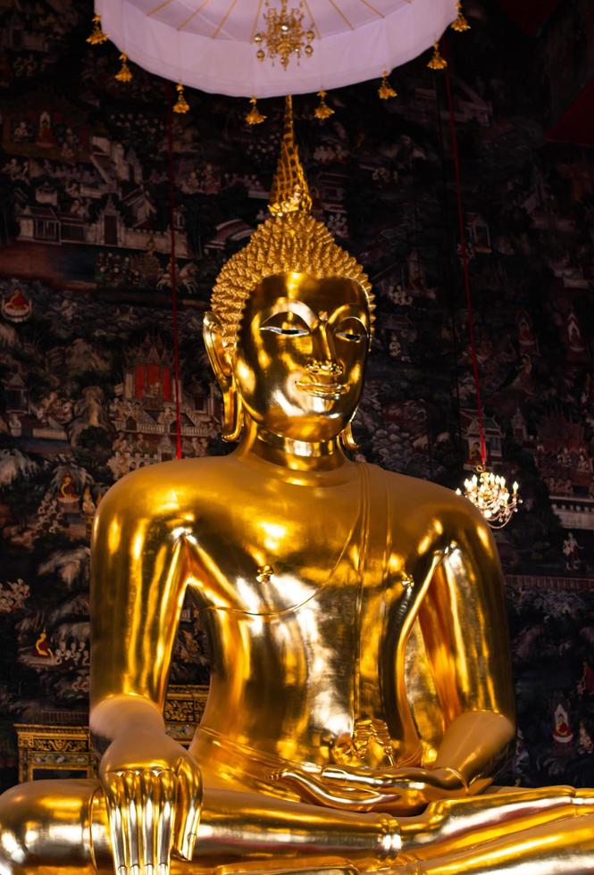 bangkok, Tailandia, 2023. davanti Visualizza di d'oro Budda statua nel wat suthat il p wararam. bellissimo in stile buddista statua. foto