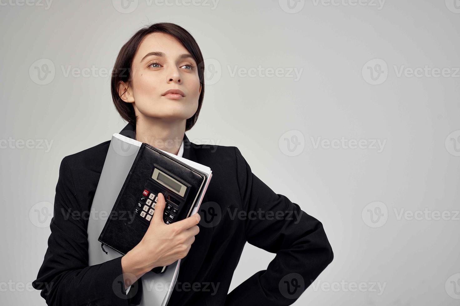 femmina manager con bicchieri fiducia in se stessi isolato sfondo foto