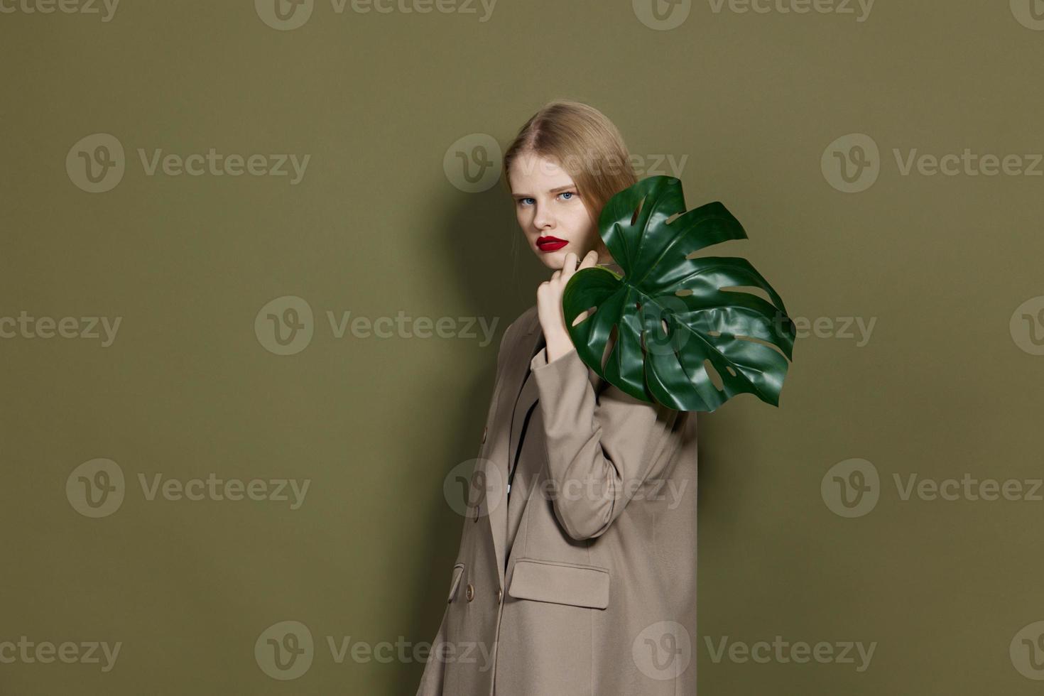 alla moda donna verde palma foglia cappotto luminosa trucco studio modello inalterato foto