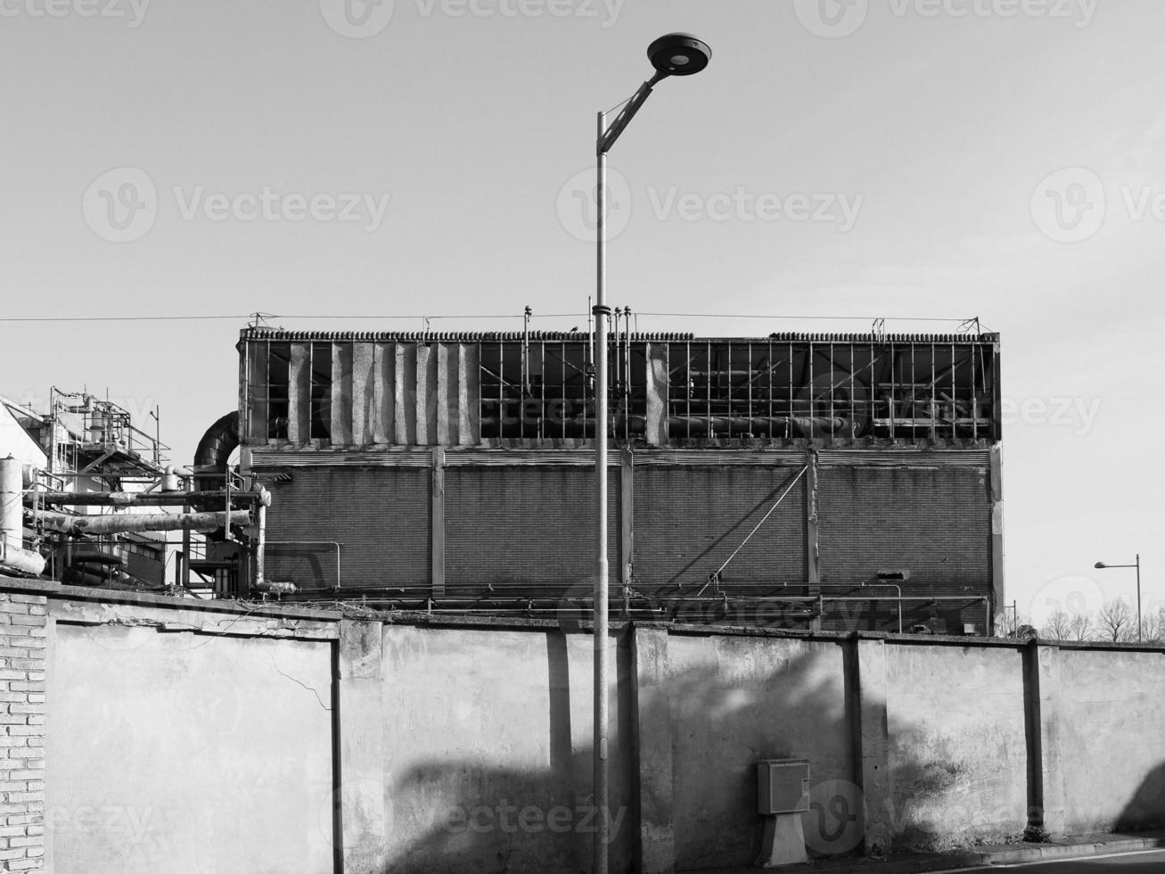 abbandonato fabbrica rovine nel nero e bianca foto