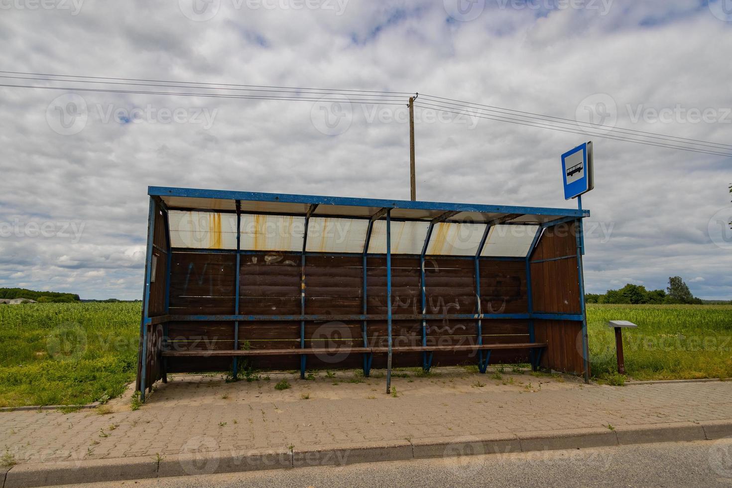 un vecchio capannone a un' autobus fermare su un' nazione strada da qualche parte nel Polonia foto