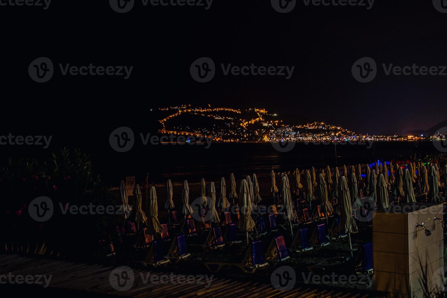 notte Visualizza di il Turco città di alanya con luci su il collina foto