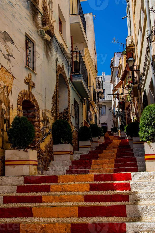 antico scala nel Calpe, Spagna nel il vecchio cittadina dipinto rosso e giallo nel il colore di il del paese bandiera foto