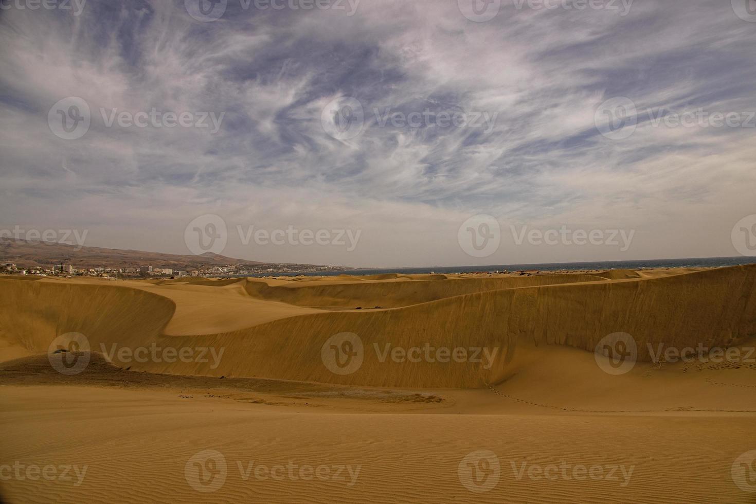 estate deserto paesaggio su un' caldo soleggiato giorno a partire dal maspalomas dune su il spagnolo isola di nonna canaria foto