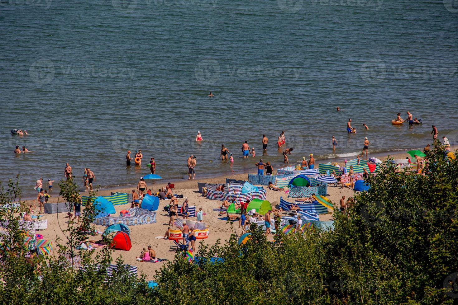 estate mare paesaggio, spiaggia e baltico mare su un' soleggiato estate giorno jastrzebia gora polska foto