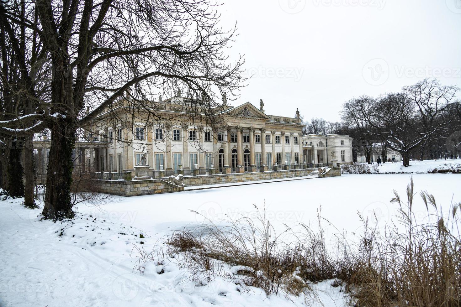 storico palazzo su il acqua inpark nel varsavia, Polonia durante nevoso inverno foto