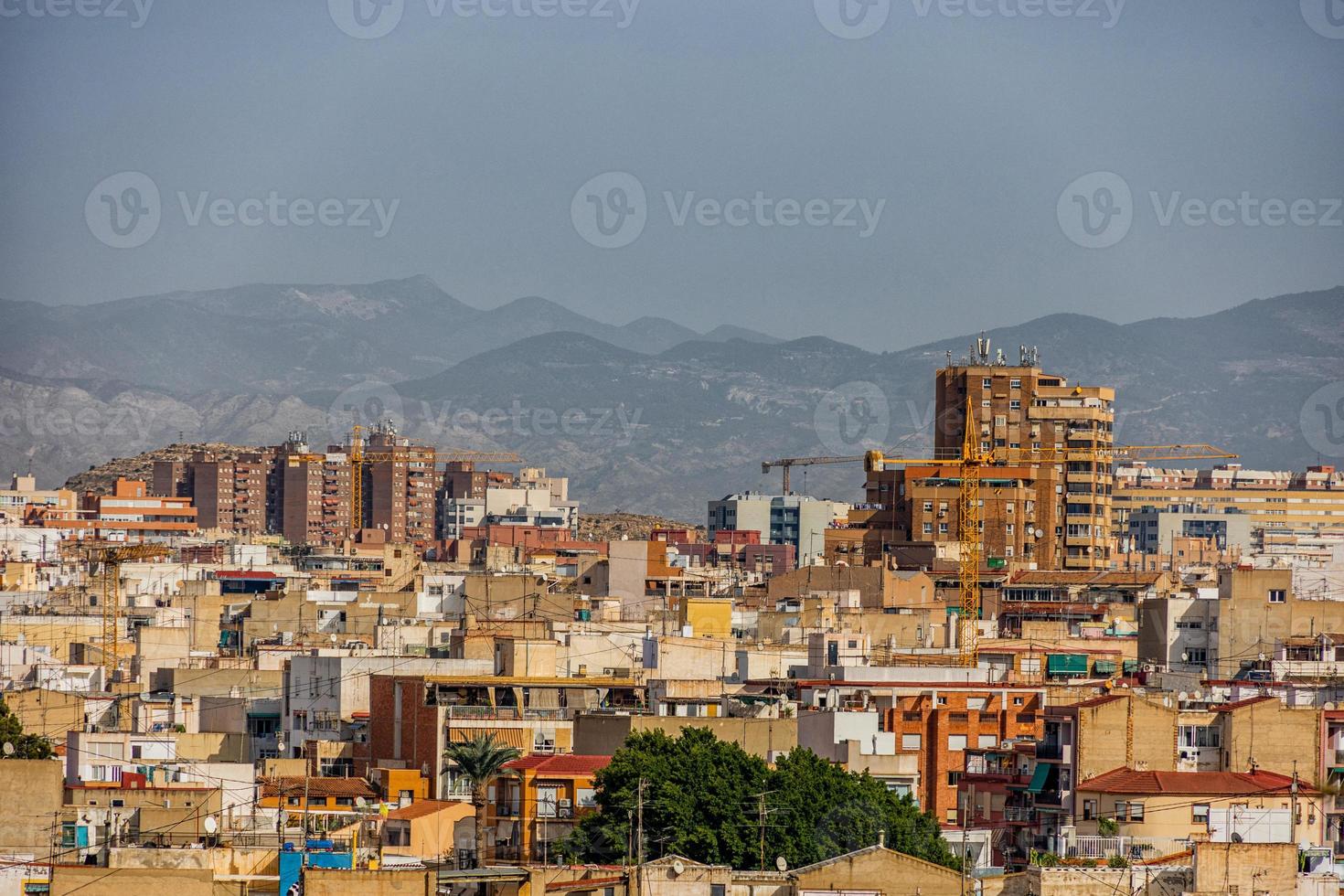 Visualizza su un' soleggiato giorno di il città e colorato edifici a partire dal il punto di vista alicante Spagna foto