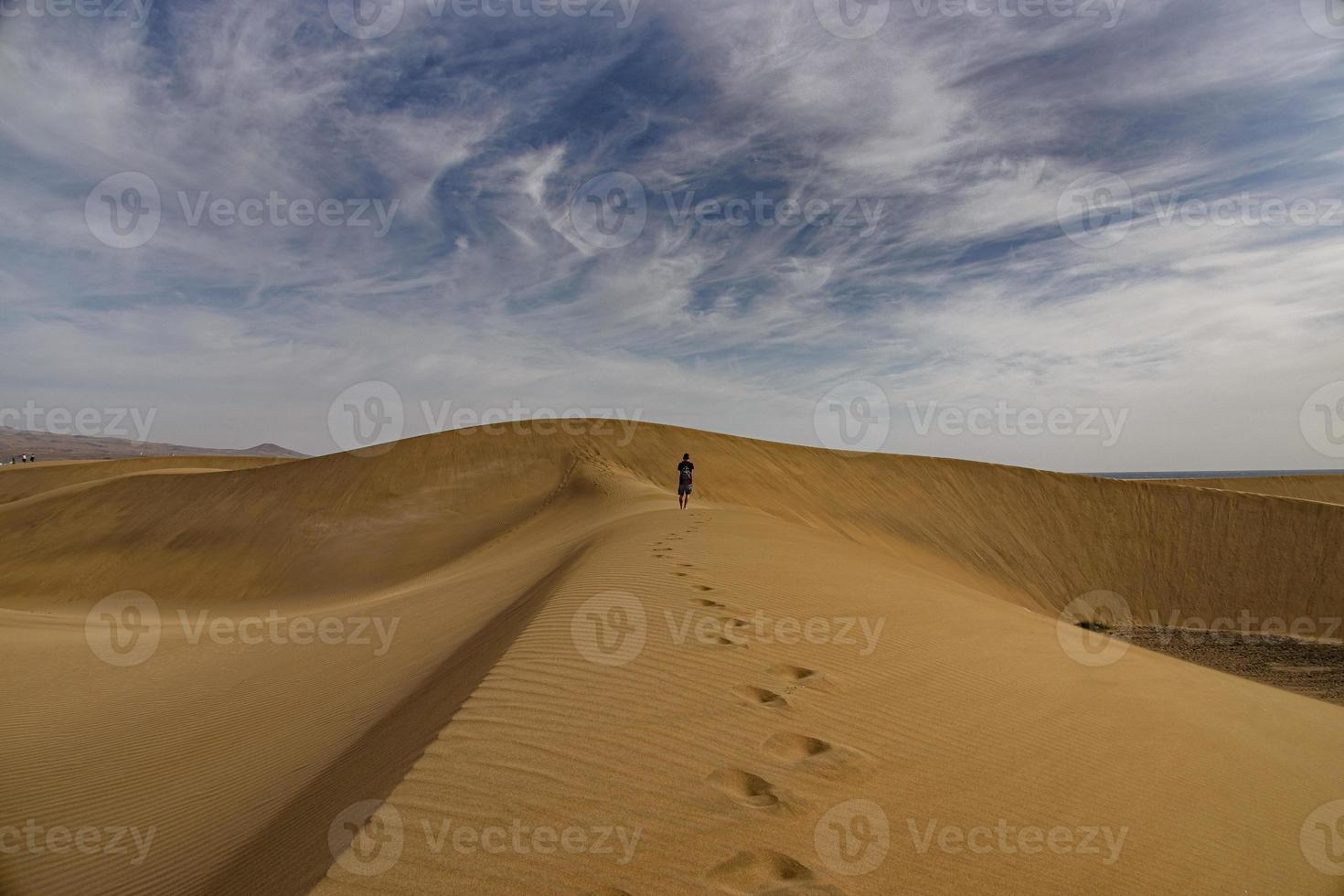 estate deserto paesaggio su un' caldo soleggiato giorno a partire dal maspalomas dune su il spagnolo isola di nonna canaria foto