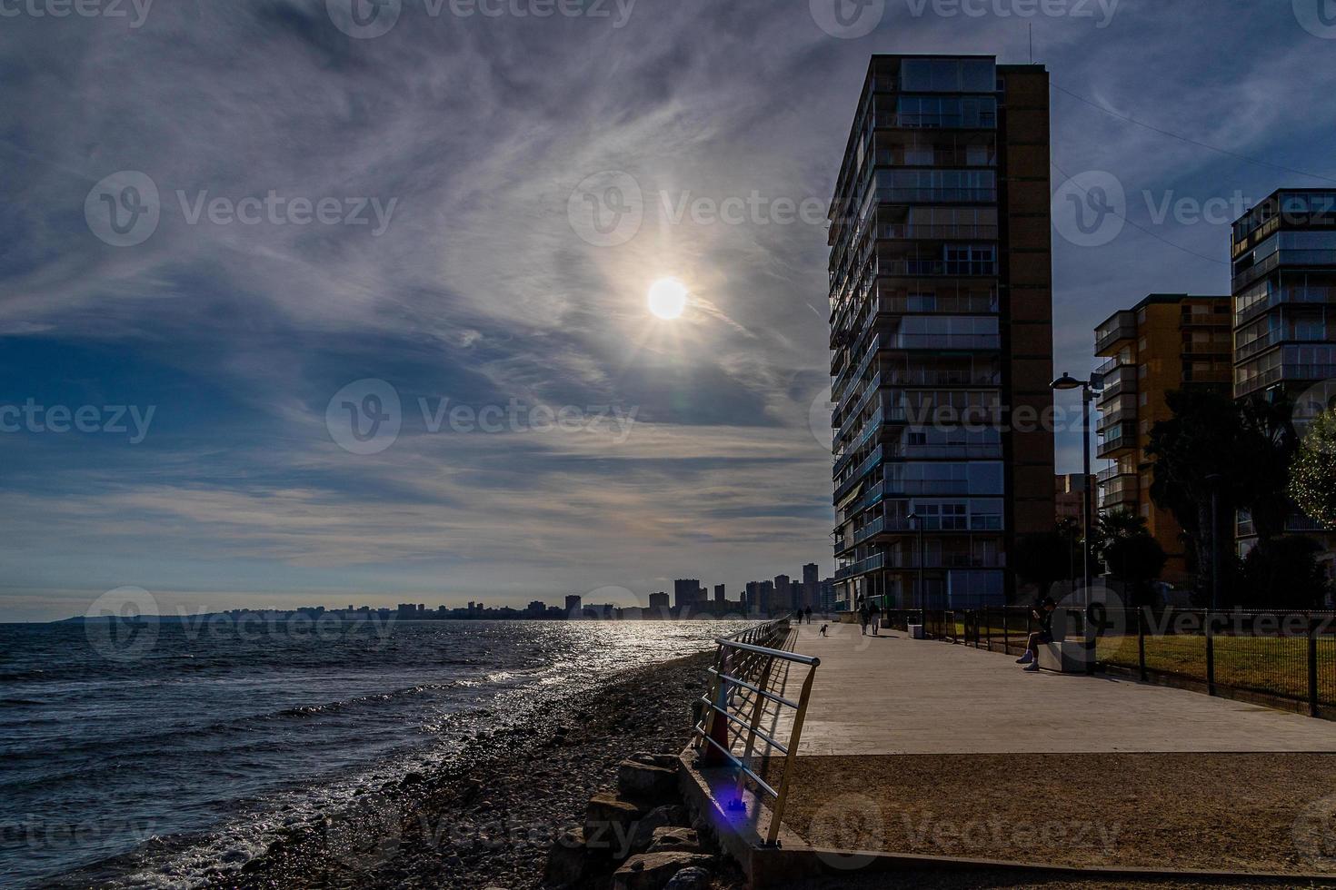 urbano paesaggio di alicante Spagna edificio su il lungomare di il spiaggia foto