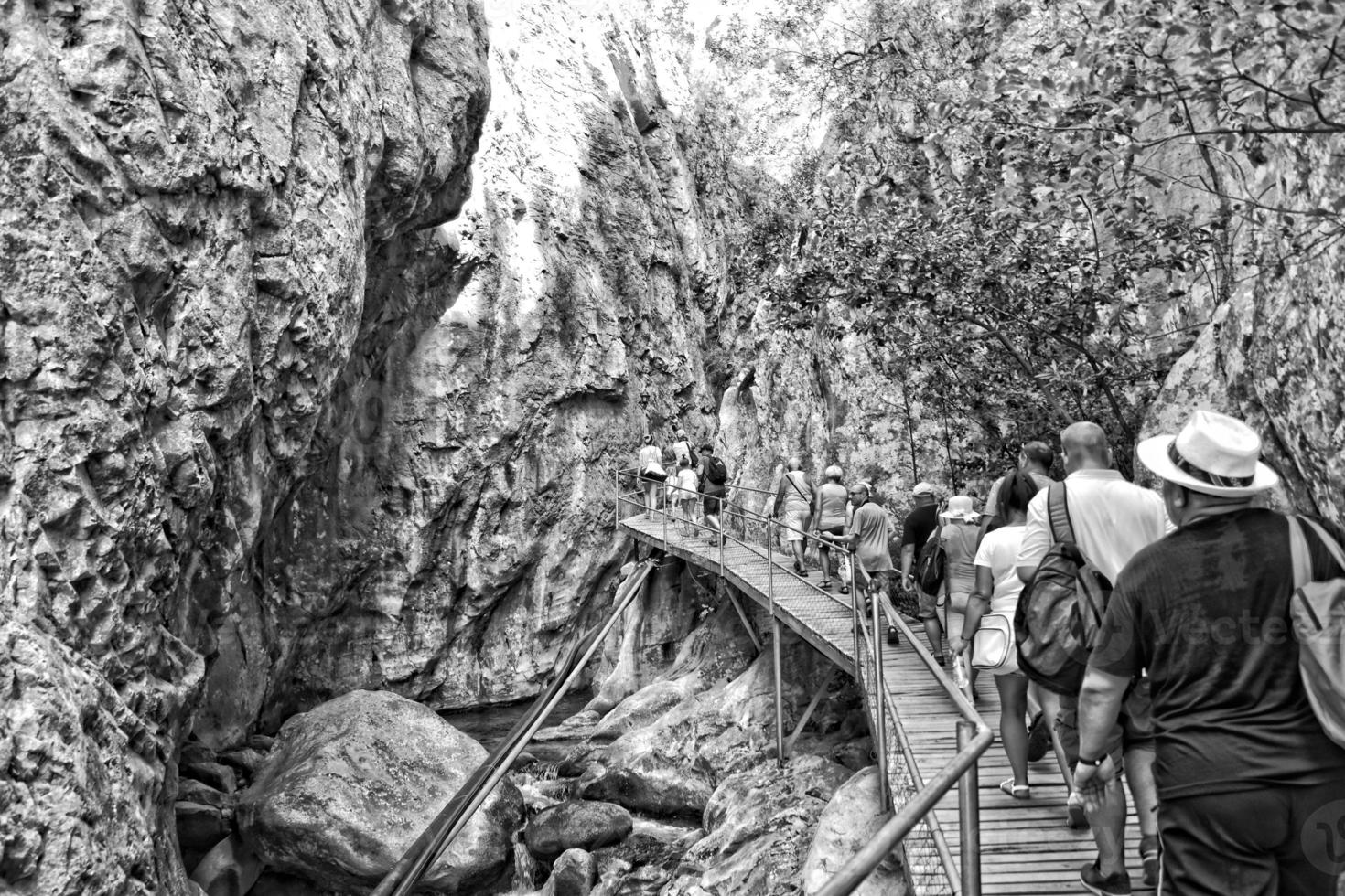 un' naturale selvaggio paesaggio nel il Turco montagne con un interessante cascata e il sapadere canyon foto