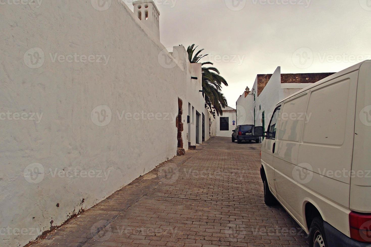 bianca Basso storico edifici e stretto strade nel il spagnolo città di teguise, Lanzarote foto