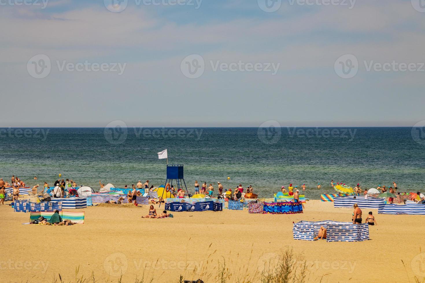 Visualizza a partire dal il scarpata per il spiaggia su il baltico mare su un' estate giorno con persone foto