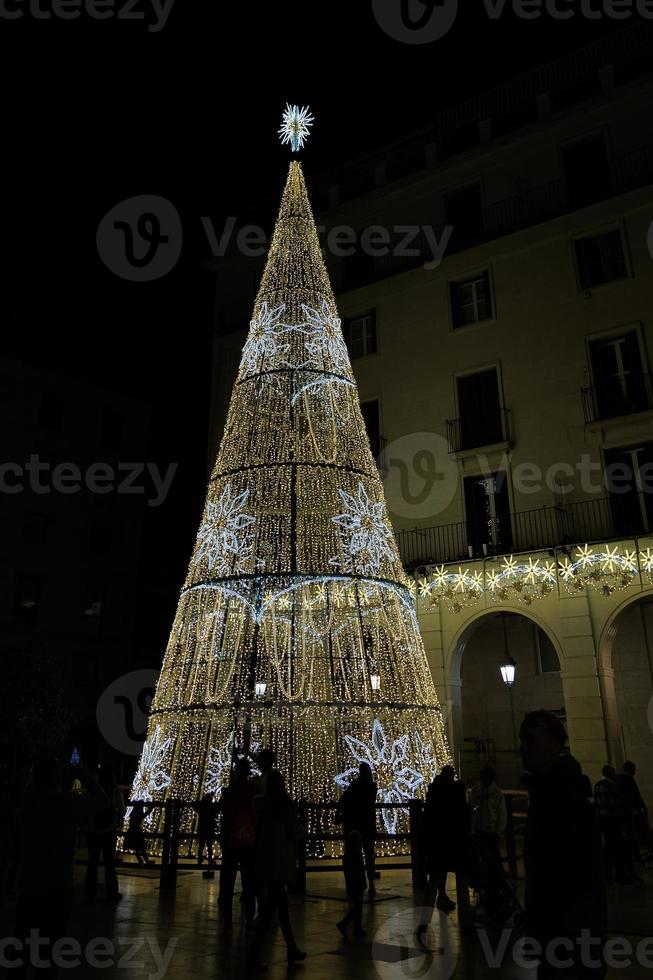 d'oro raggiante Natale albero decorazione su nero sfondo alicante Spagna nel davanti di il cittadina sala foto