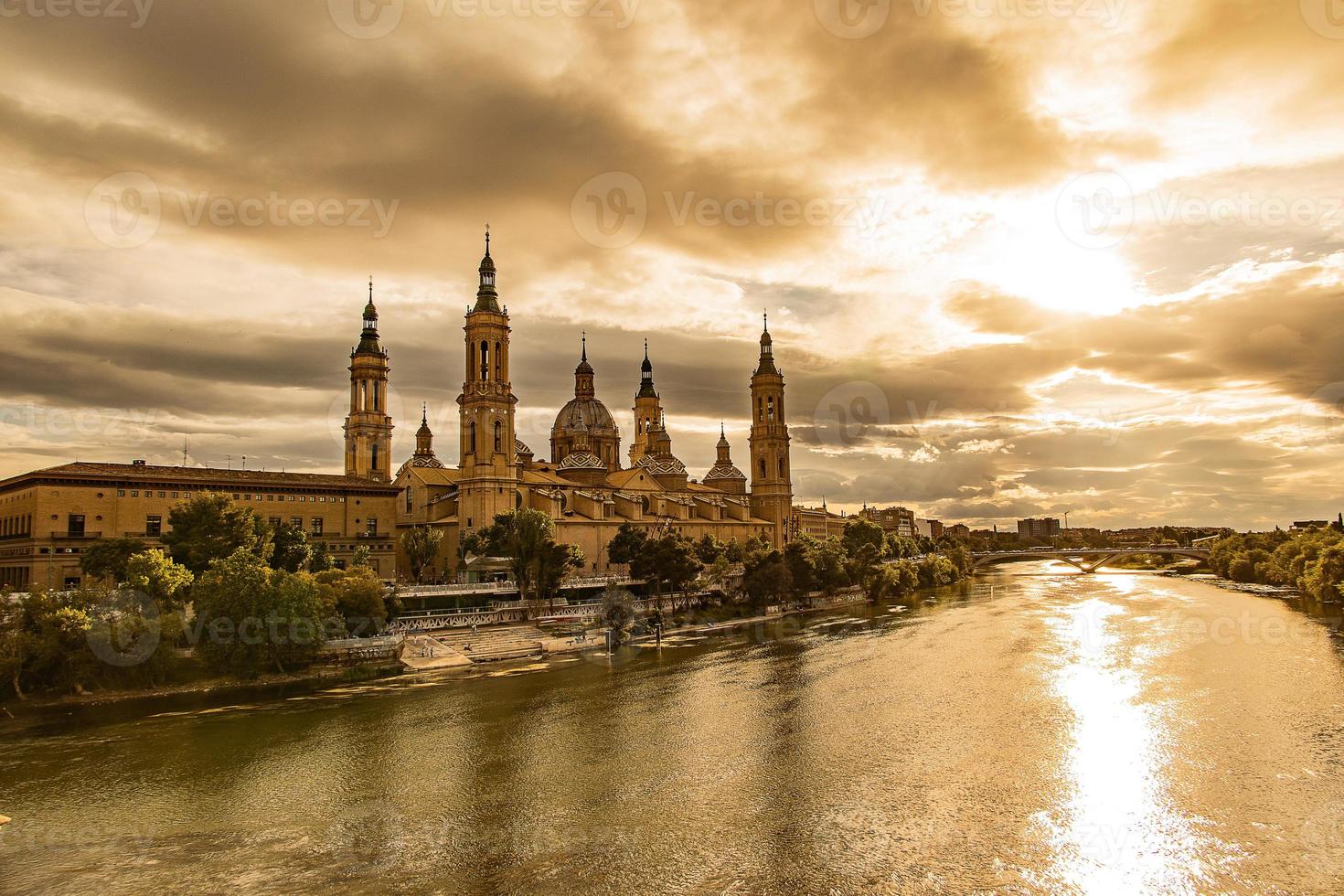 paesaggio a partire dal il spagnolo città di saragozza con il basilica e il ebro fiume nel il sfondo di il sole ambientazione nel il cielo foto