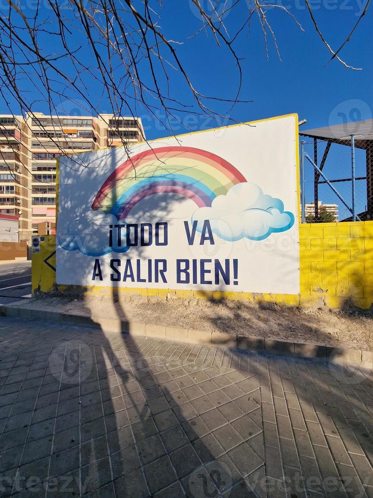 murale lettering nel spagnolo qualunque cosa volontà essere bene con arcobaleno foto